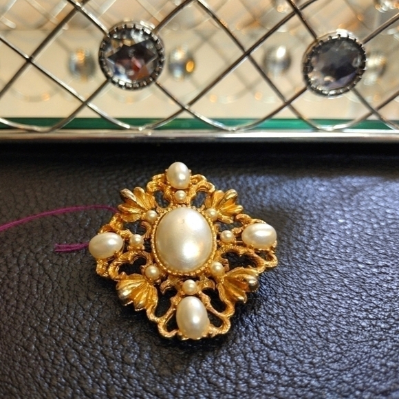 𝅺GOLD color brooche with pearls - Picture 1 of 4